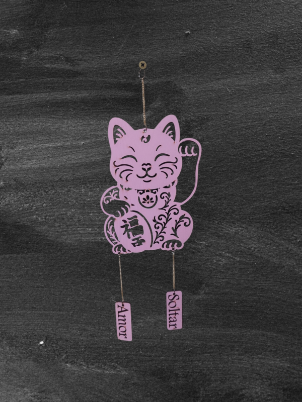 COLGANTE NEKO 16CM FIBROFACIL C/ CADENA COLOR