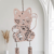 COLGANTE NEKO 16CM FIBROFACIL C/ CADENA COLOR